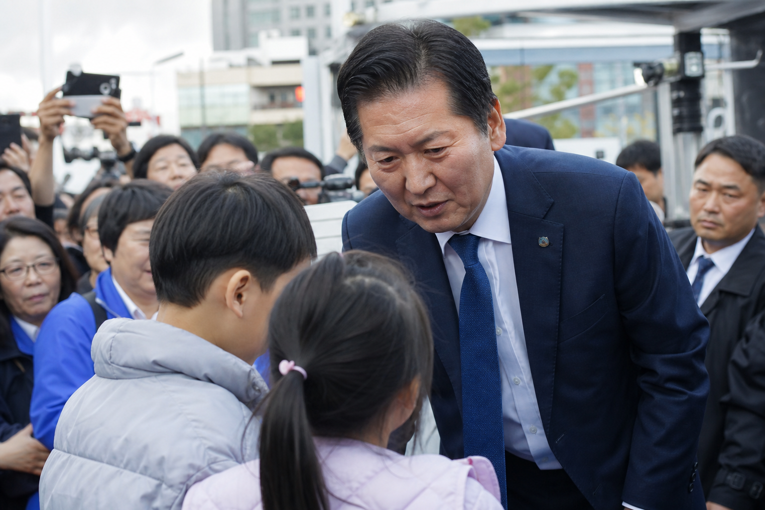 오빠호칭, 유세현장, 아동인권 기사 영향과 배경을 설명하는 이미지 - 논란은 단순한 ‘호칭’ 문제를 넘어 정치 캠프의 소통 방식, 유세 과정에서의 아동 노출 문제로 확장되는 양상이다. 선거 국면에서 상대 진영의 실...