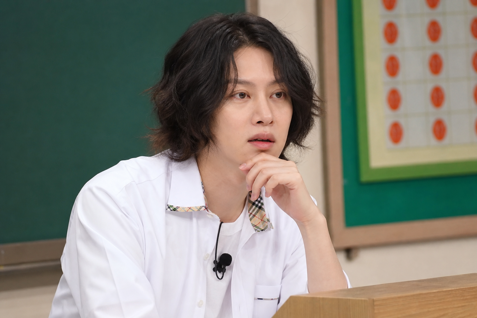 김희철, 아는 형님, 방송 기사 영향과 배경을 설명하는 이미지 - 김희철은 ‘아는 형님’ 에서 ‘부부’ 케미로 불리는 동료들과의 관계 역시 강조했다. 그는 자신에게 ‘아는 형님’ 이 “너무 소중한 프로그램”이라...