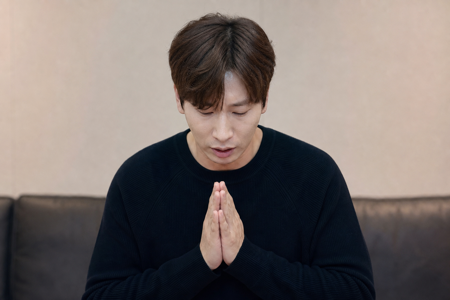 사과하는 개그맨 기사 영향과 배경을 설명하는 이미지 - 양상국의 사과를 두고 반응은 갈렸다. 일부 누리꾼들은 “잘못을 인지하고 바로 사과하는 모습이 보기 좋다”며 긍정적으로 평가했다. 반면 “방송 콘...