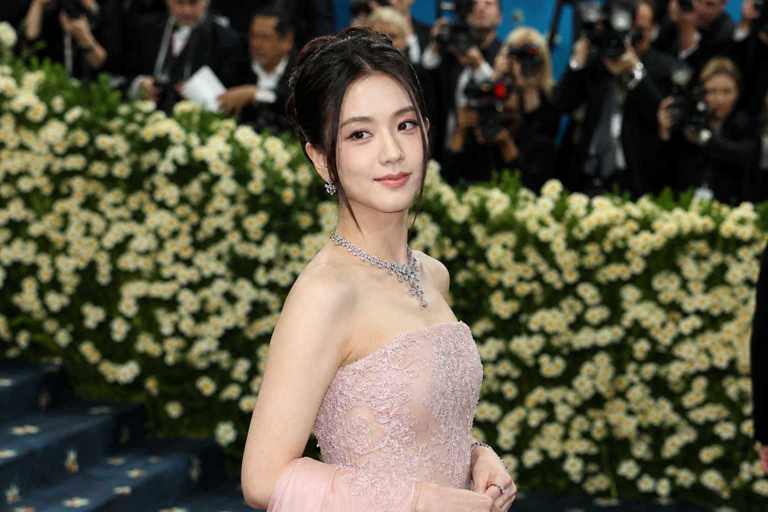멧갈라 레드카펫 기사 핵심 맥락을 보여주는 이미지 - 이날 가장 먼저 이목을 끈 인물은 리사였다. 리사는 케이팝 아티스트로는 처음으로 멧갈라를 주도하는 호스트 위원회(Host Committee) 멤...