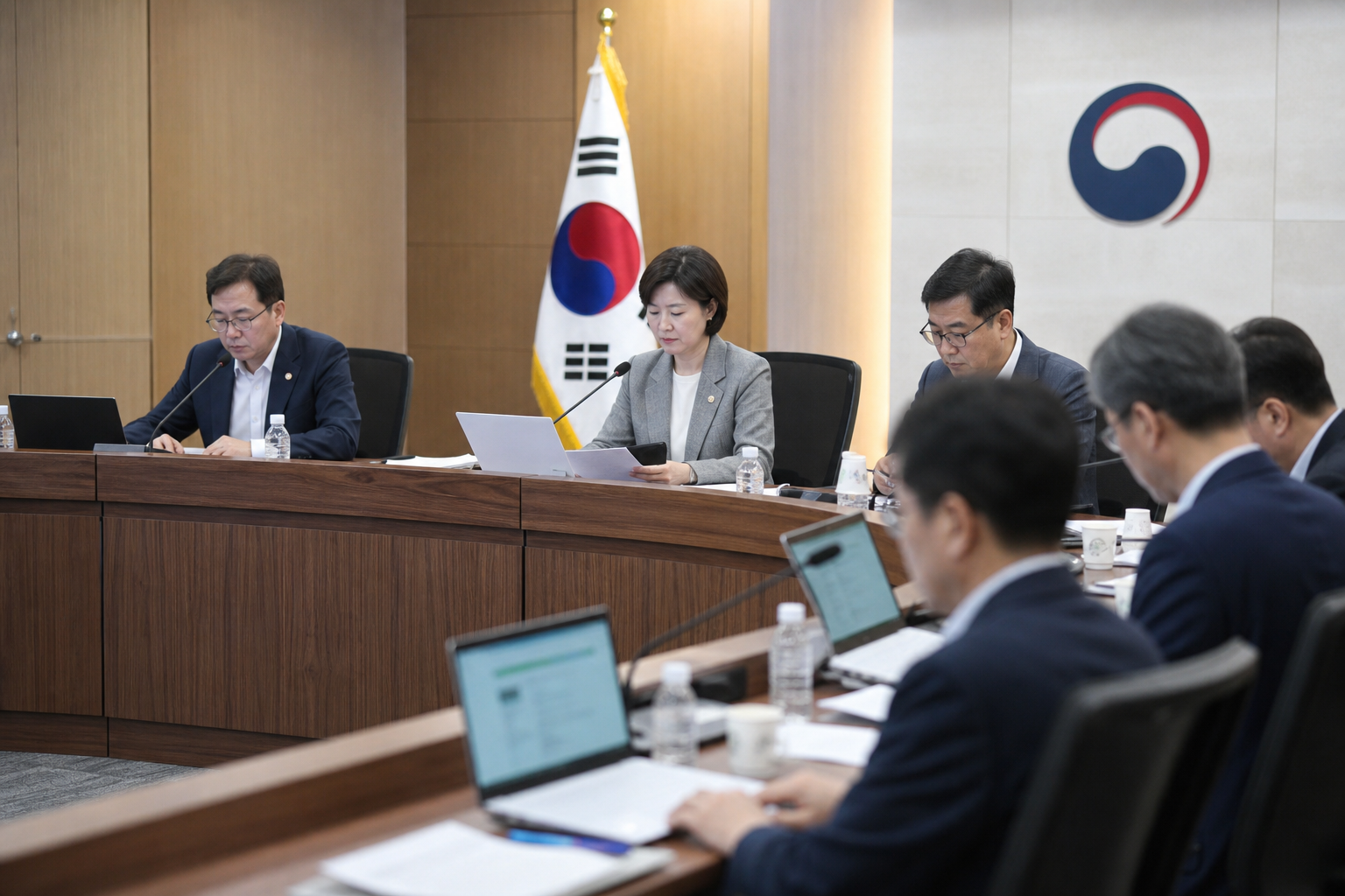 [공영방송, 방송위원회, 정부회의] 기사 영향과 배경을 설명하는 이미지 - 개정안에는 편성 책임자 미선임이나 편성규약 미준수 등에 대한 과태료 기준금액을 1천만 원 으로 신설하는 내용도 포함됐다. 공영방송의 의사결정 구...