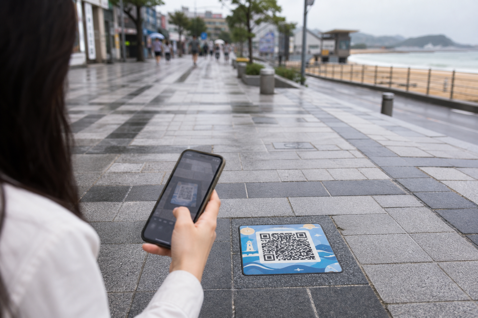 강릉 관광 QR 기사 영향과 배경을 설명하는 이미지 - 강릉시의 QR 보도블록은 단순히 명소 이름을 알려주는 데 그치지 않고, 방문객의 이동과 체류를 촉진하는 데 초점을 맞출 가능성이 크다. 예컨대...