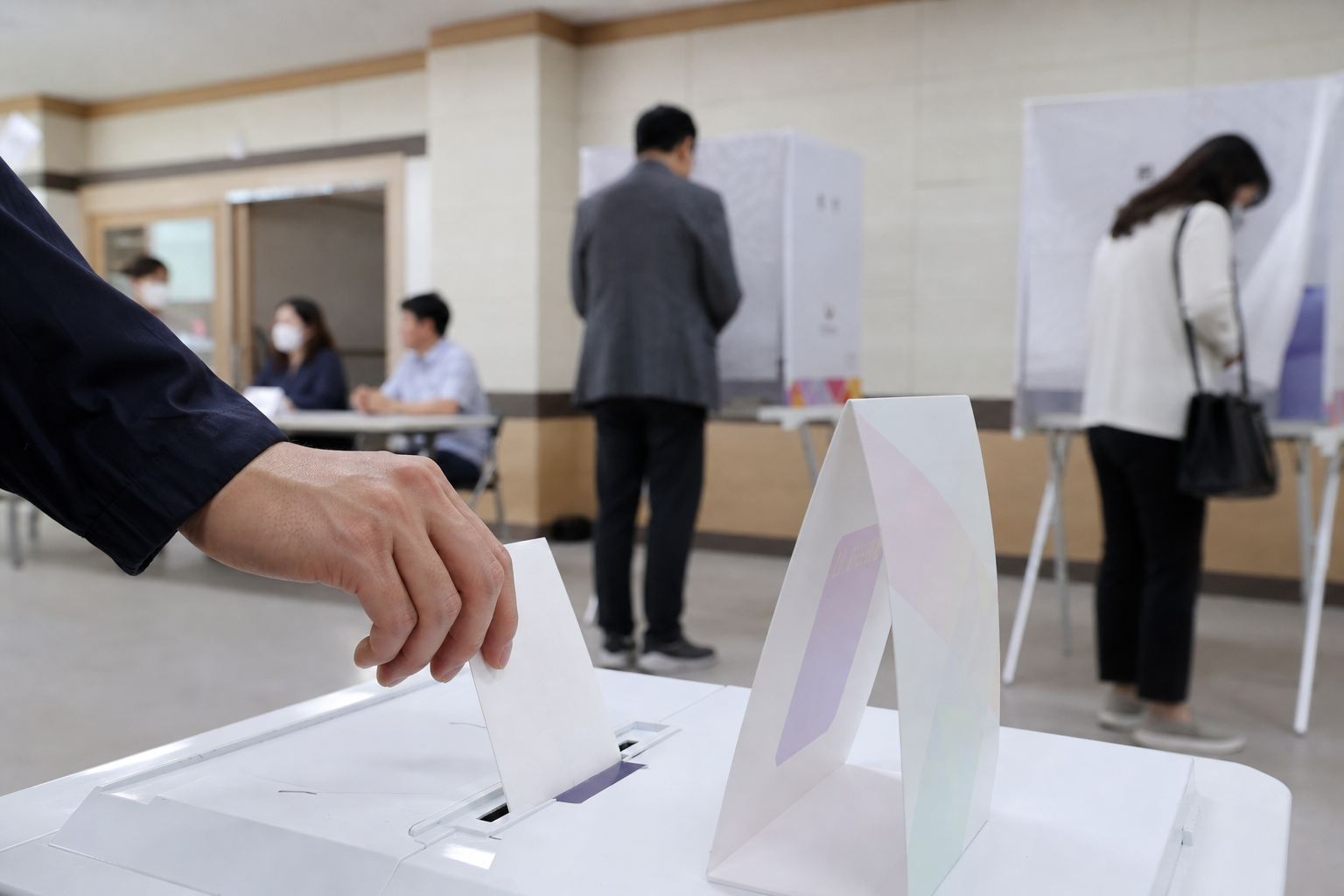 사전투표소, 지방선거, 투표율 기사 핵심 맥락을 보여주는 이미지 - 중앙선관위에 따르면 전날 오전 6시부터 이날 오후 6시까지 진행되는 사전투표에서, 전체 유권자 4천464만9천908명 가운데 781만2천780명...