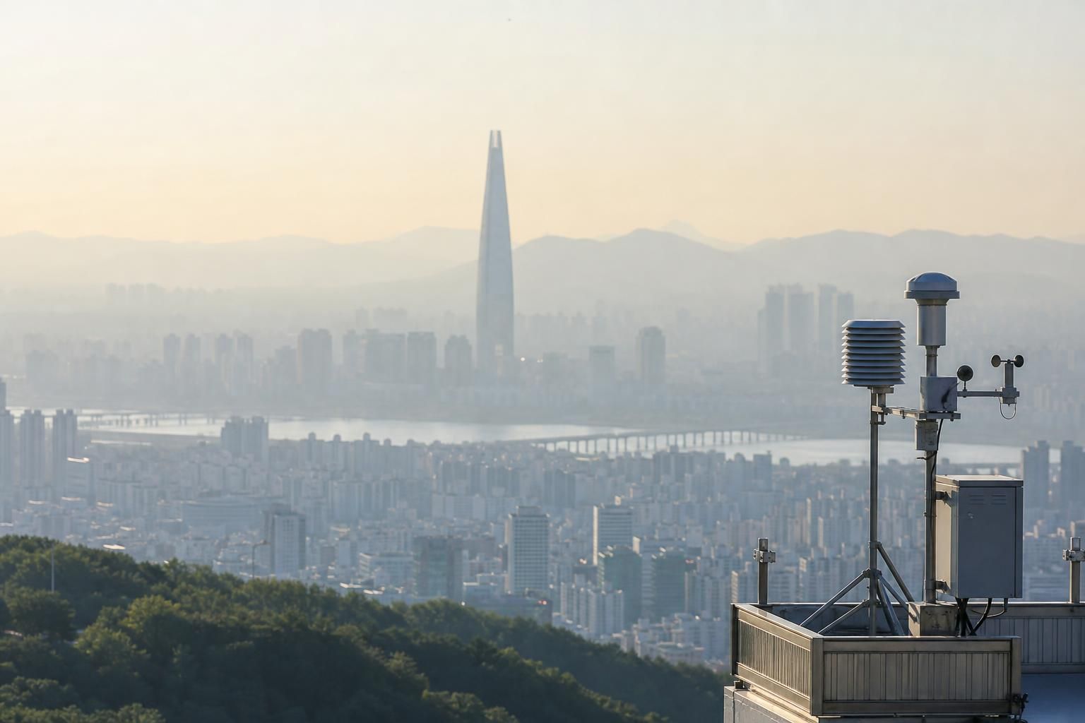 [오존주의보, 대기오염, VOCs] 기사 핵심 맥락을 보여주는 이미지 - 서울시보건환경연구원은 이러한 맥락에서 “오존은 기온 상승과 연관돼 더 어려운 분야”라며, 이번 심포지엄이 과학적 정책 기반을 강화하는 계기가 되...