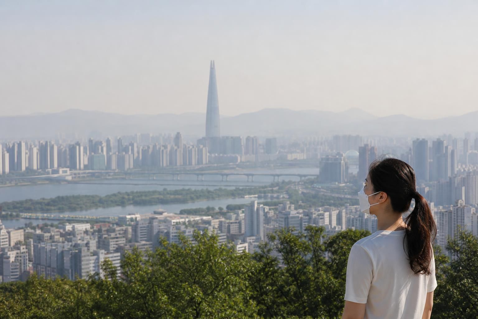 [오존주의보, 대기오염, VOCs] 기사 영향과 배경을 설명하는 이미지 - 이번 심포지엄의 또 다른 축은 폭염과 오존이 동시에 나타나는 상황에서 시민 건강을 어떻게 보호할지다. 보도에 따르면 전문가들은 폭염·오존 복합...