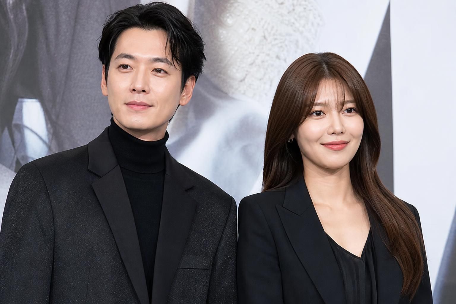정경호 최수영 결별 기사 핵심 맥락을 보여주는 이미지 - 이번 결별은 두 사람이 장기간 공식적으로 사랑을 이어오며 대중의 관심을 받아온 만큼, 팬들과 대중에게도 큰 소식으로 받아들여지고 있다. 양측은...