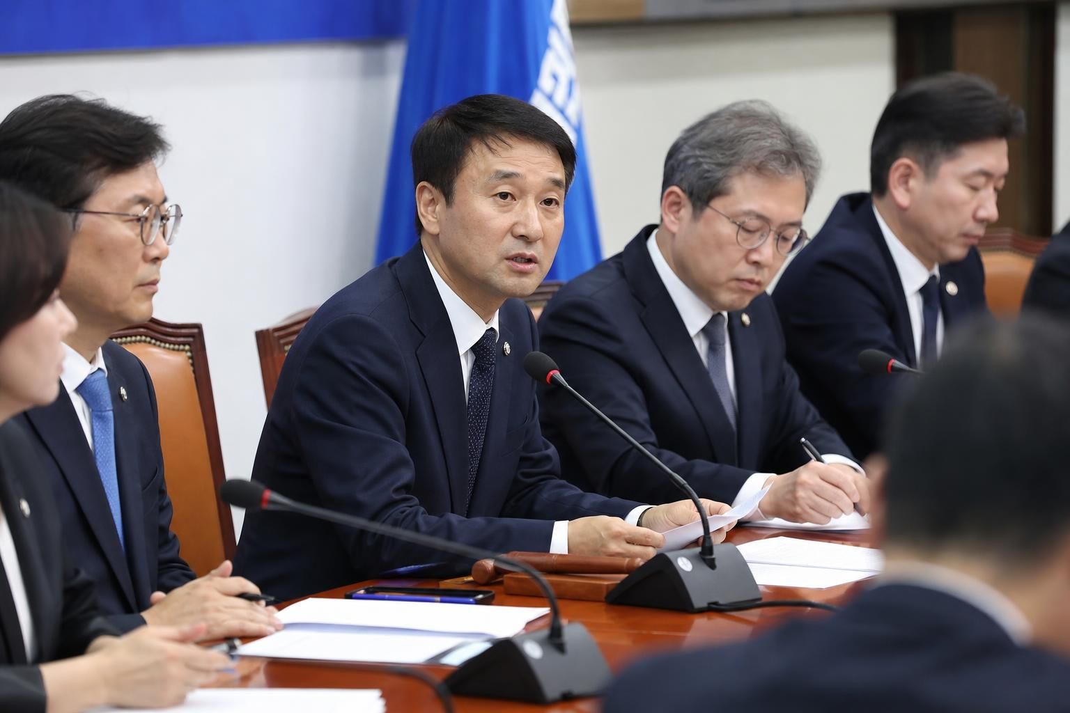 [투표용지, 선거관리, 개혁] 기사 핵심 맥락을 보여주는 이미지 - 민주당 한병도 원내대표는 이날 국회에서 열린 TF 출범식에서 이번 사태를 단순한 행정상의 미비를 넘어 “국민주권 침해로 인해 헌정 질서의 근간이...