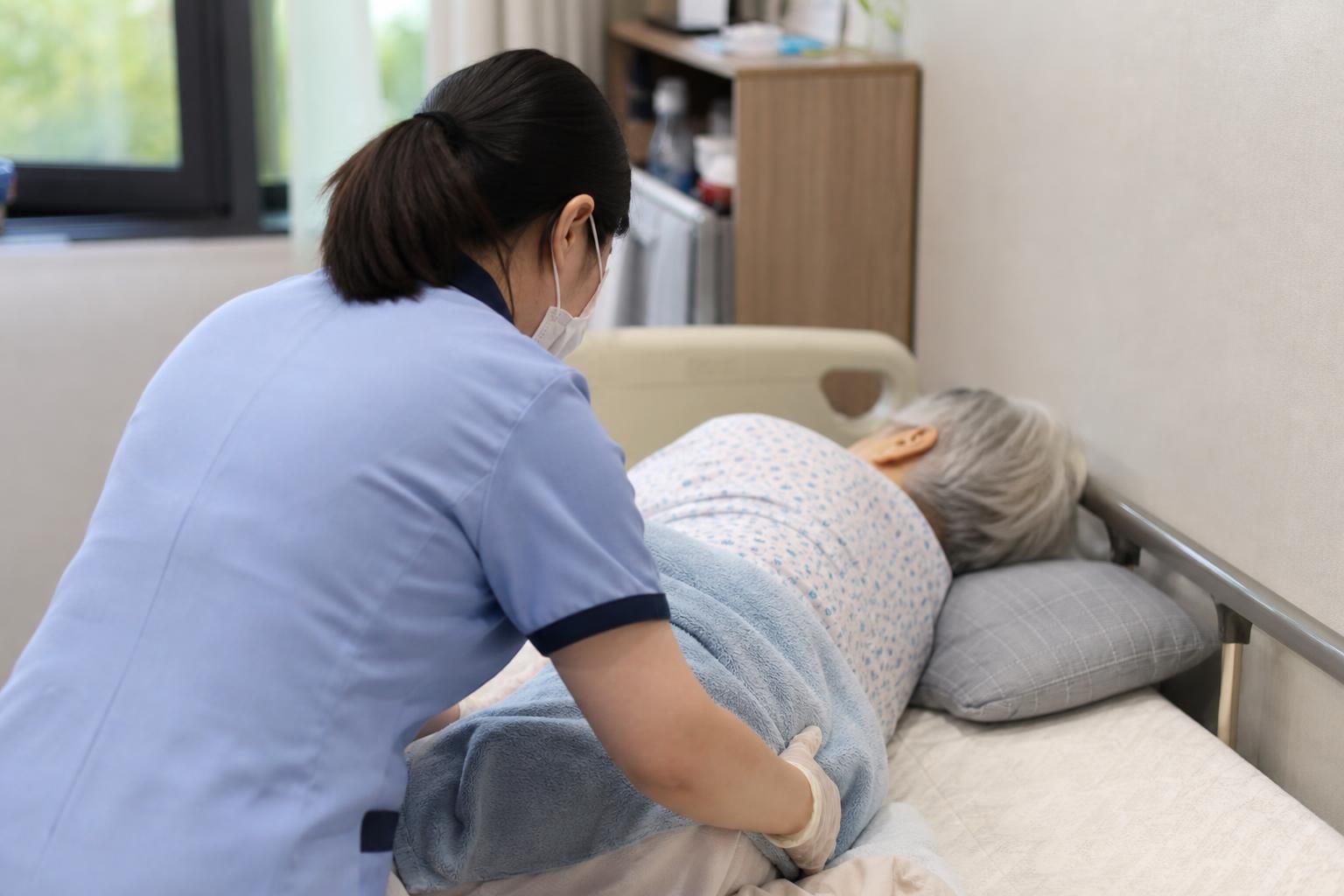 요양원 질식사 기사 영향과 배경을 설명하는 이미지 - 요양보호 현장에서 기저귀 교체, 체위 변경, 위생 관리 등은 반복적·일상적 업무다. 그러나 노인의 연령이 높고 기저질환이 있는 경우, 작은 돌봄...