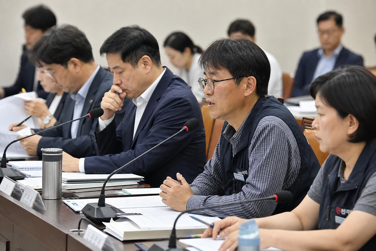 도급노동 기사 핵심 맥락을 보여주는 이미지 - 이번 회의에서 노·사·공 위원들은 노동부가 마련한 ‘도급제 근로자 최저임금 별도 적용 논의를 위한 실태조사’ 결과를 두고 상반된 평가를 내놨다....