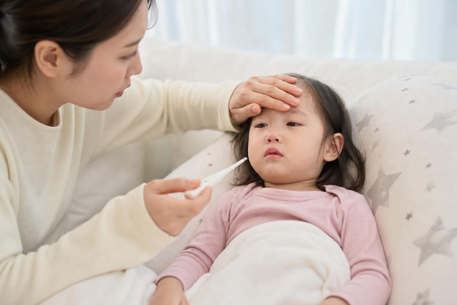 [수족구병, 어린이, 물집] 기사 영향과 배경을 설명하는 이미지 - 질병관리청은 수족구병이 전반적으로는 예후가 비교적 좋은 편이지만, 경고 신호가 있을 때는 즉시 응급실 진료를 받아야 한다고 강조했다. 구체적으로...