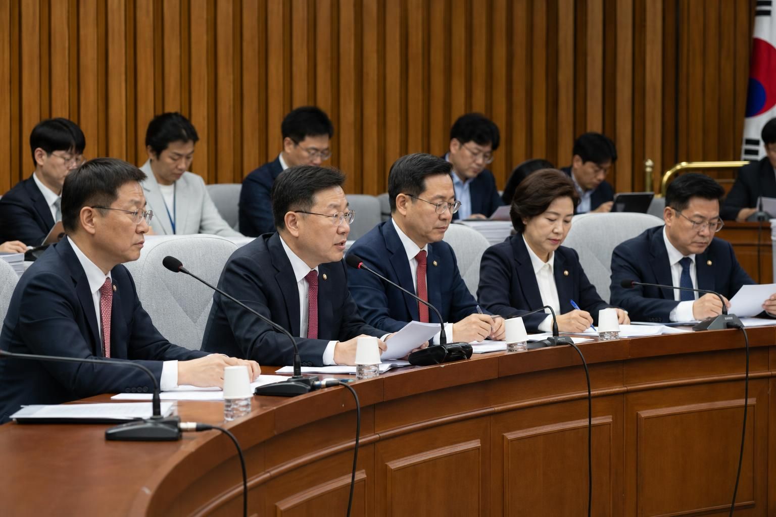 원내지도부 기사 영향과 배경을 설명하는 이미지 - 정점식 원내대표의 인선은 오는 17~18일 열릴 의원총회에서 의결을 거쳐 최종 임명될 예정이다. 원내운영수석부대표인 김승수 의원은 기자들에게 “...