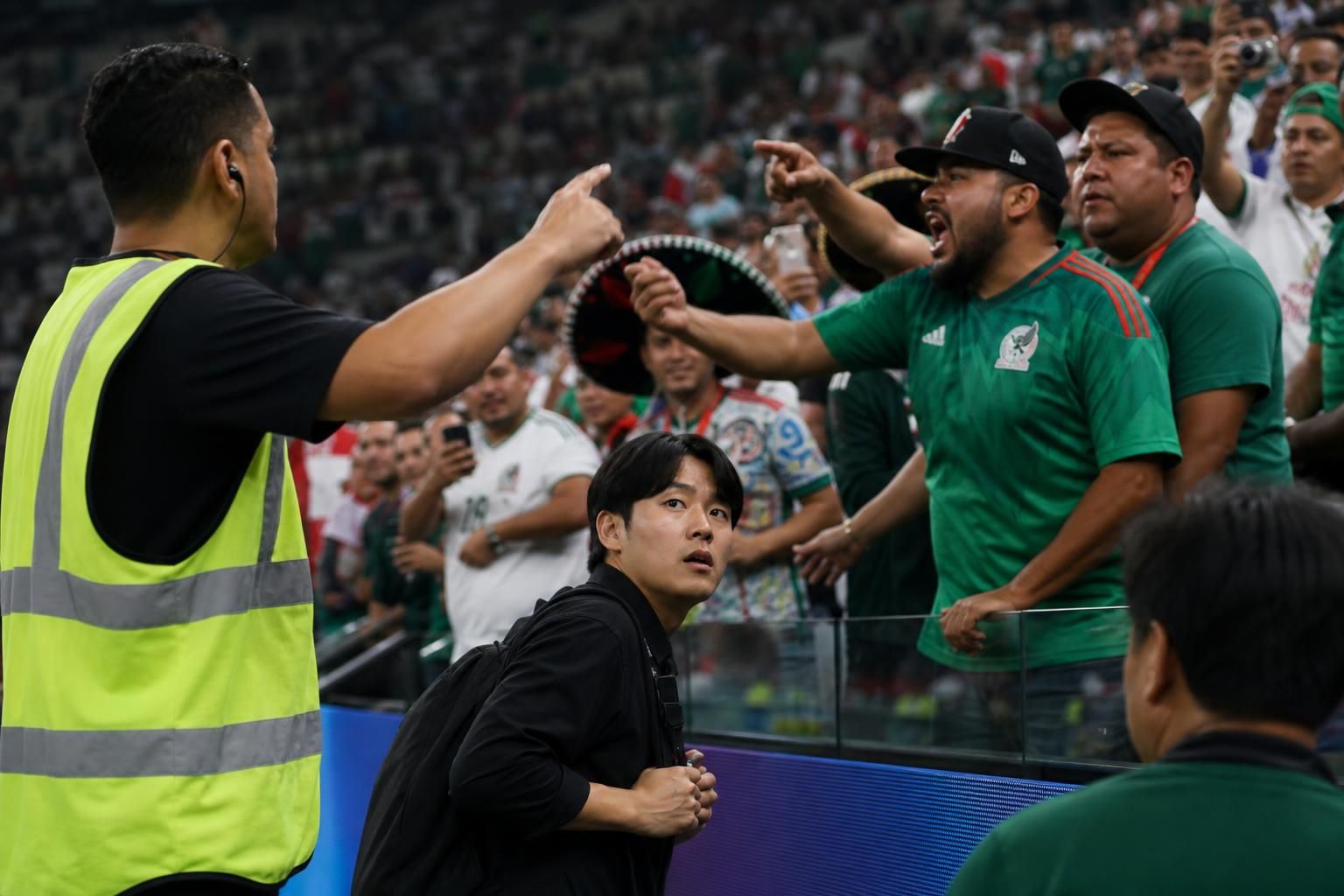 월드컵, 인종차별, FIFA 기사 영향과 배경을 설명하는 이미지 - 또한 월드컵처럼 대규모 국제 행사는 사건 발생 뒤 2차 피해가 이어질 가능성도 크다. 피해자가 온라인에서 조롱이나 왜곡의 대상이 되기 쉬운 구조...