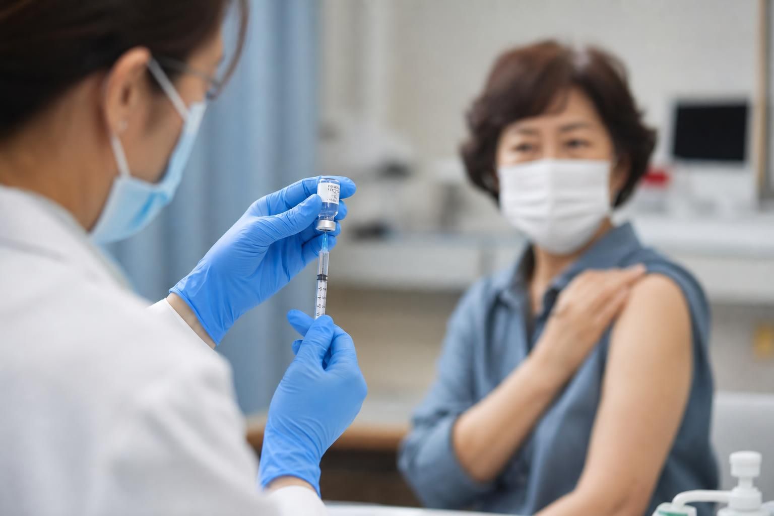 mRNA vaccine 기사 영향과 배경을 설명하는 이미지 - 연합뉴스는 올해 초 프라사드 소장과 짐 오닐 보건부 부장관 겸 CDC 국장 대행이 사임했고, 지난달에는 백신과 사망 간 관계를 주장하며 논쟁을...