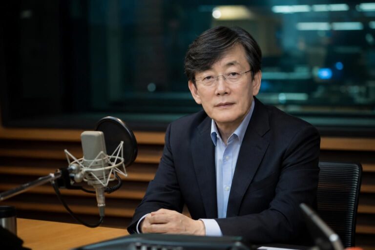 손석희, MBC 라디오, 라디오 스튜디오 기사 대표 이미지 - 손석희, 13년 만에 MBC 라디오 복귀…‘손석희의 12시’ 신설 예고