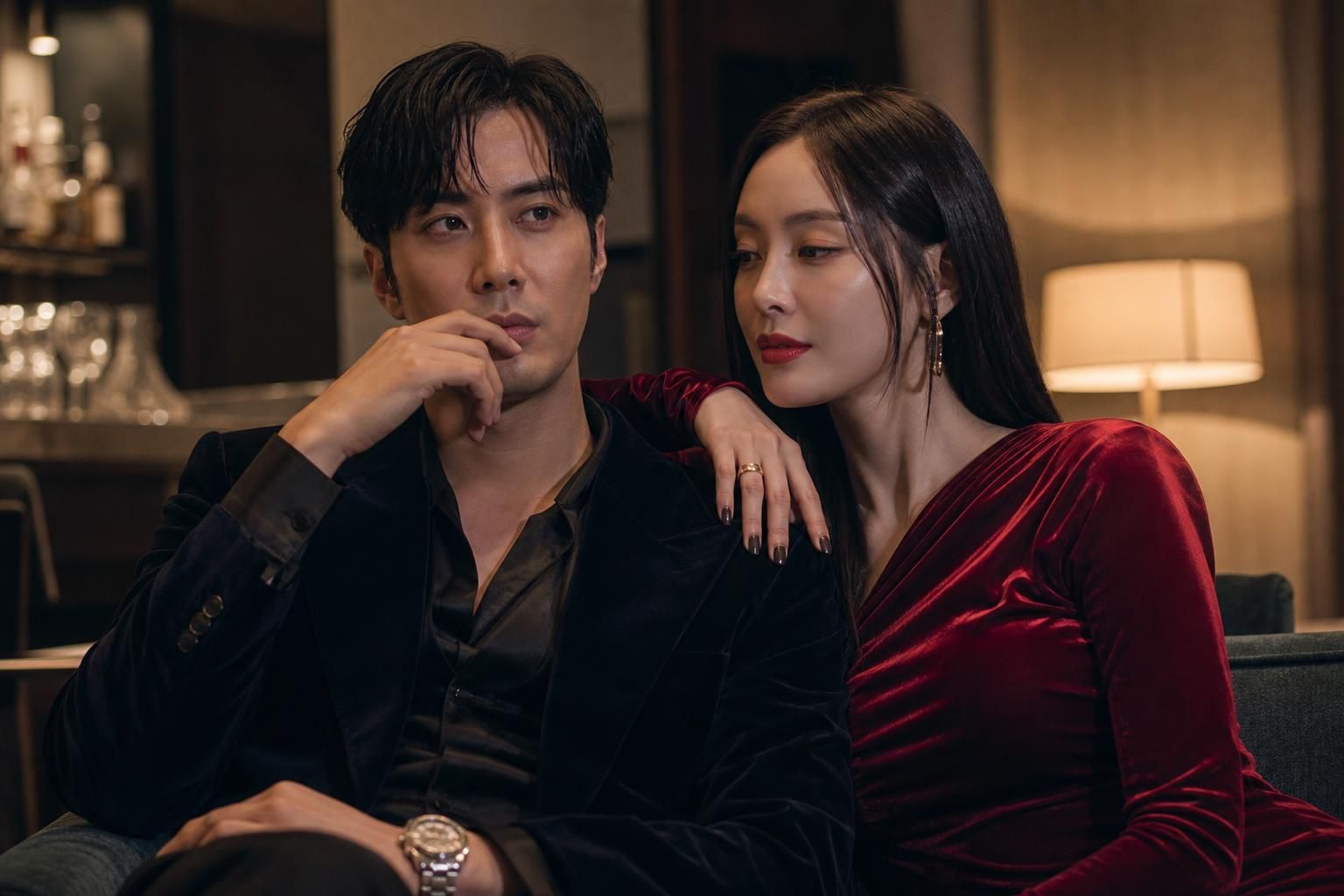 조커 할리퀸 기사 영향과 배경을 설명하는 이미지 - 특히 김지석은 혼자 나오는 화면보다 두 사람의 투샷 을 좋아했다고 덧붙였다. 그는 “혼자서는 불가능했을 역할”이라며 이다희 의 존재가 호흡을 완...