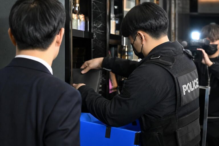 경찰 압수수색 기사 대표 이미지 - 부산 경찰관, 유흥업소 ‘유착’ 의혹으로 강제수사…직위 해제·감찰 병행