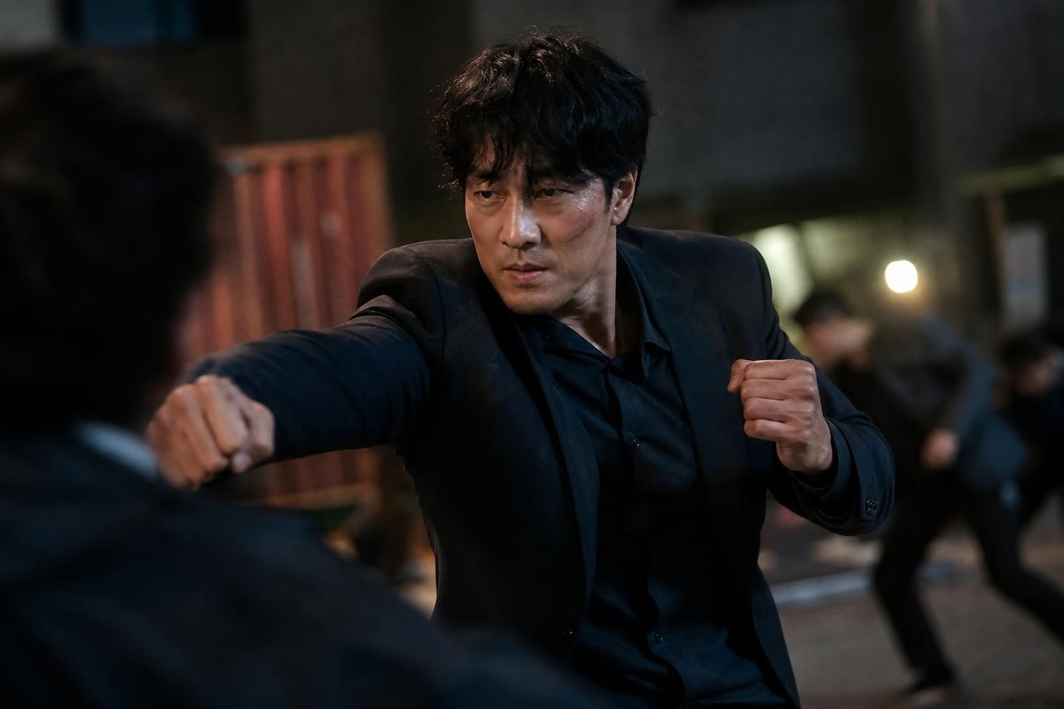 소지섭 액션 기사 영향과 배경을 설명하는 이미지 - 최대훈은 태권도 금메달리스트 출신이자 현재는 태권도장에서 아이들을 가르치는 ‘태훈 아빠 성한수’를 연기한다. 액션에 처음 도전한다는 점을 강조한...