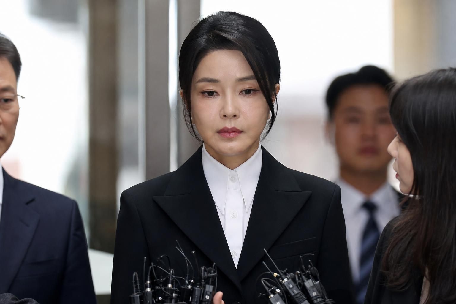 [법원, 재판, 한국정치] 기사 핵심 맥락을 보여주는 이미지 - 법원은 김 여사가 고가의 물품을 수수한 방식에 대해 “일반 국민이 평생 한 번도 취급하기 어려운 수준의 물품을 아무런 거리낌 없이” 제공받았다고...
