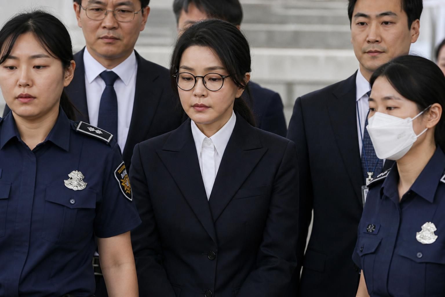 [법원, 재판, 한국정치] 기사 영향과 배경을 설명하는 이미지 - 이 밖에도 2022년 6~9월에는 최재영 목사로부터 공무원 직무에 관한 청탁과 함께 디올 가방 (540만 원 상당)을 받은 부분, 2023년 2...