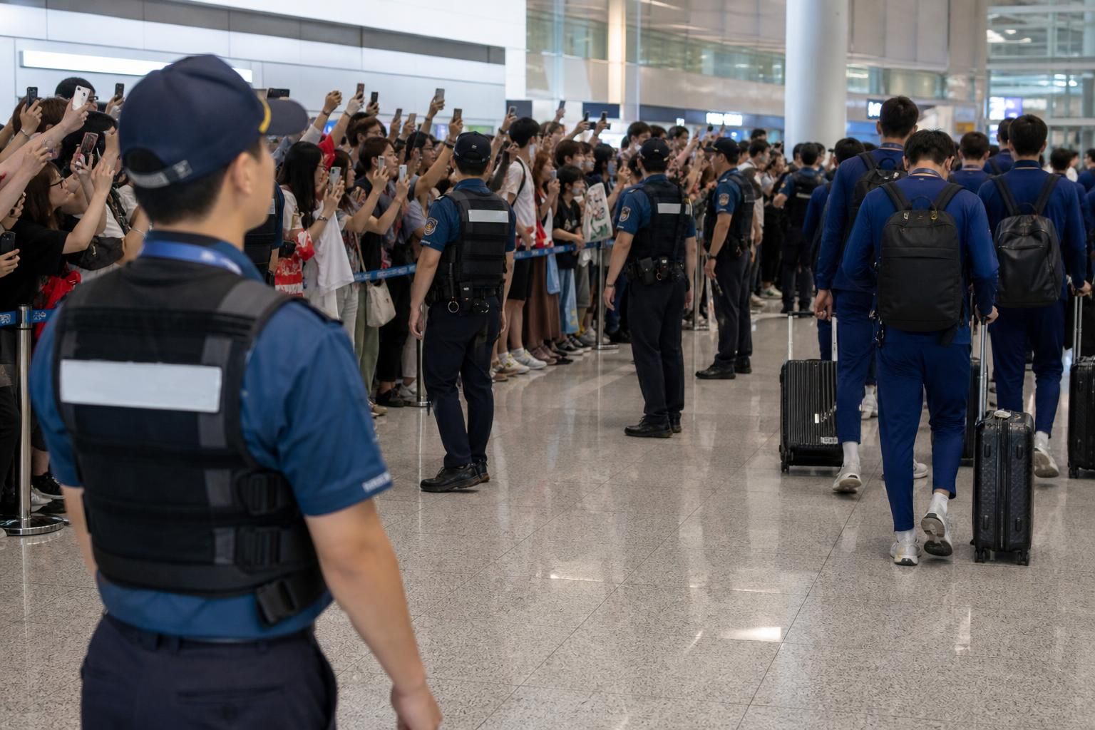 [인천공항경찰, 축구대표팀, 보안검색] 기사 핵심 맥락을 보여주는 이미지 - 경찰은 입국장 주변에서 일반 시민과 선수단 동선을 최대한 분리해 혼잡과 돌발 충돌을 줄이는 데 집중한다는 방침이다. 또 물건 투척, 폭행, 업무.....
