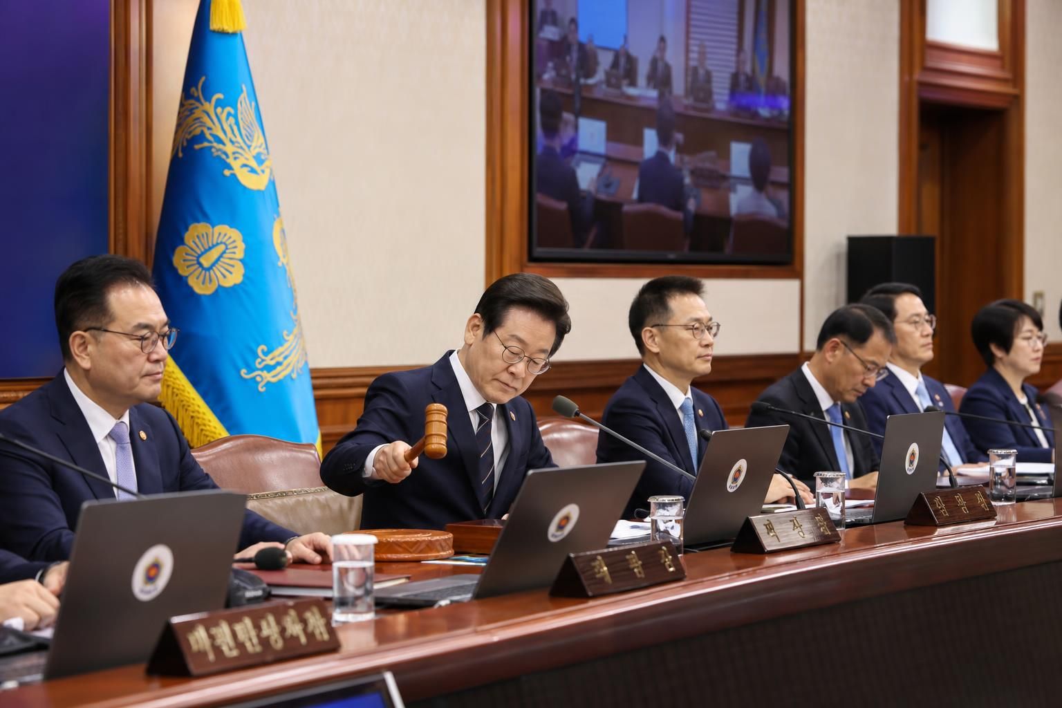 [선거관리위원회, 법개정, 국무회의] 기사 영향과 배경을 설명하는 이미지 - 이와 더불어 재난 대응과 교통 규제, 기념일 지정 등 생활 밀착형 법안도 처리됐다. 지방자치단체장의 안전 취약계층 대피 계획 수립을 의무화한 재.....