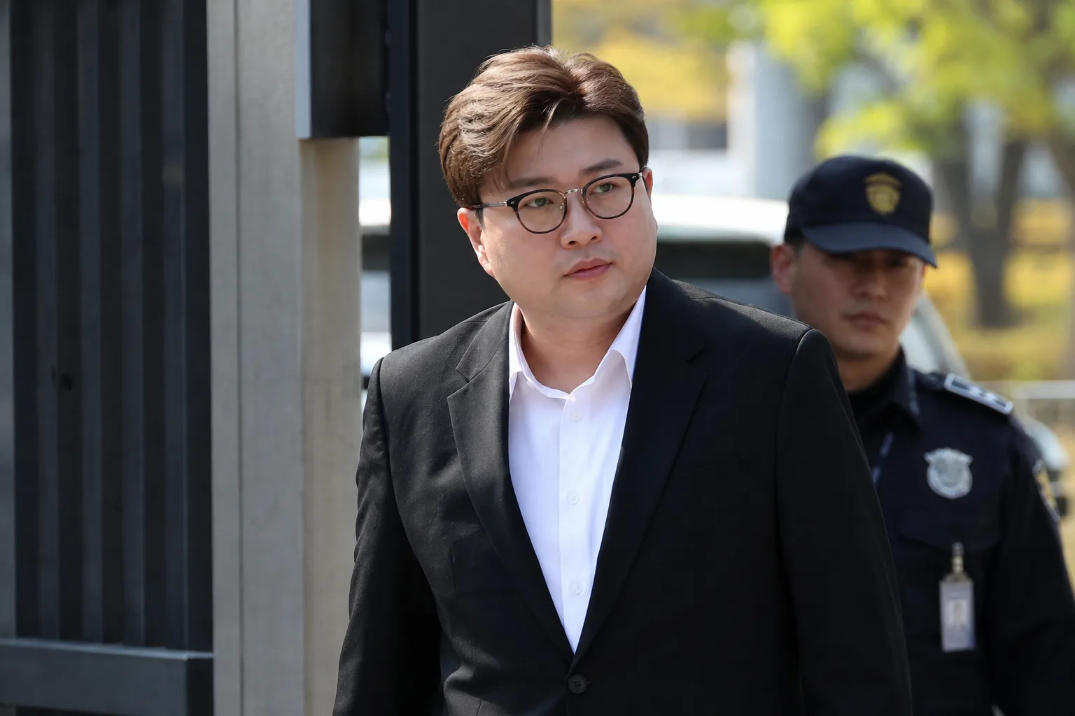 교정시설 밖 취재진과 연예계 이슈를 상징하는 김호중 가석방 뉴스 이미지