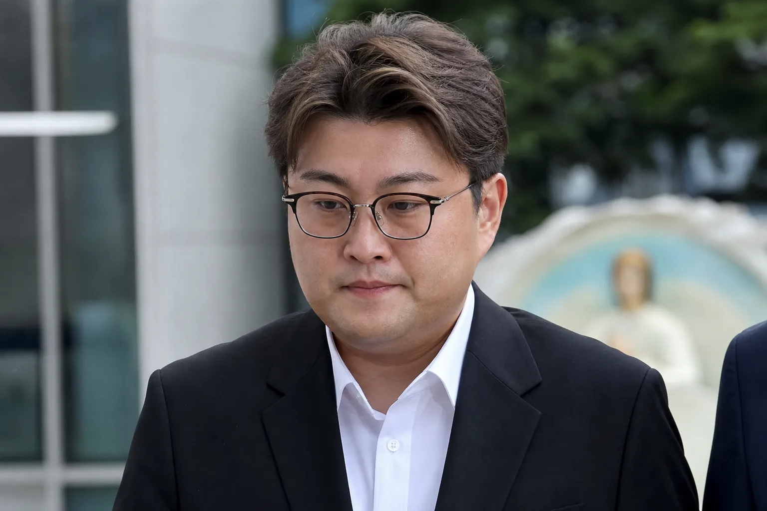 연예인 사회적 책임과 복귀 시점을 둘러싼 논의를 표현한 방송 엔터 뉴스 이미지