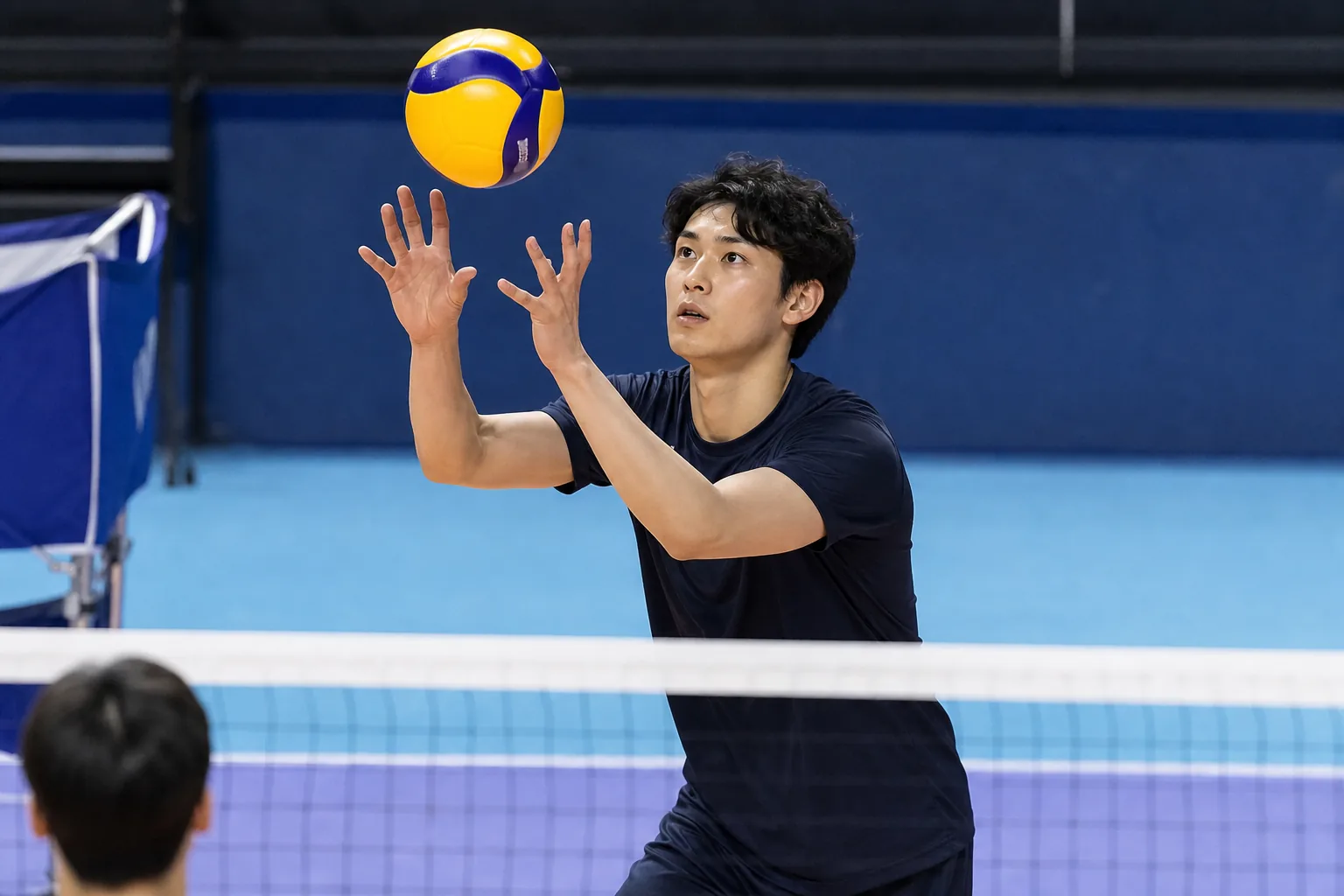 배구 코트에서 세터 영입과 전술 변화를 상징적으로 보여주는 이미지