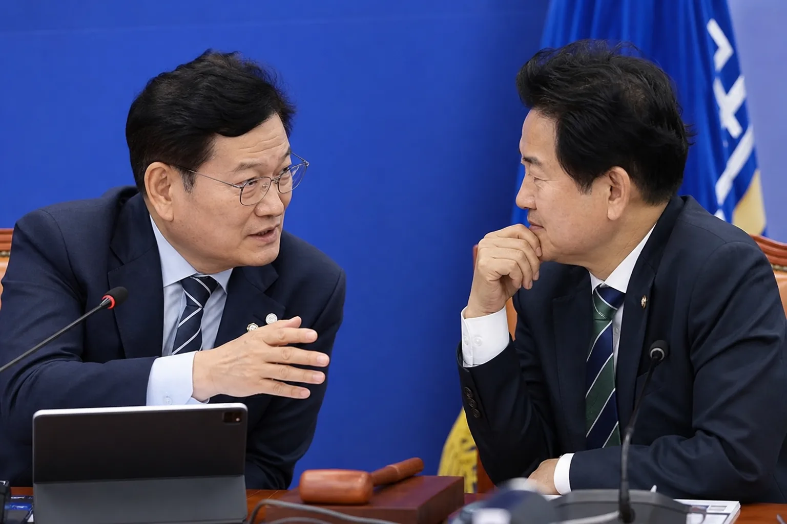 민주당 전당대회 초반 정통성 공방과 사과 국면을 시각화한 정치 뉴스 이미지