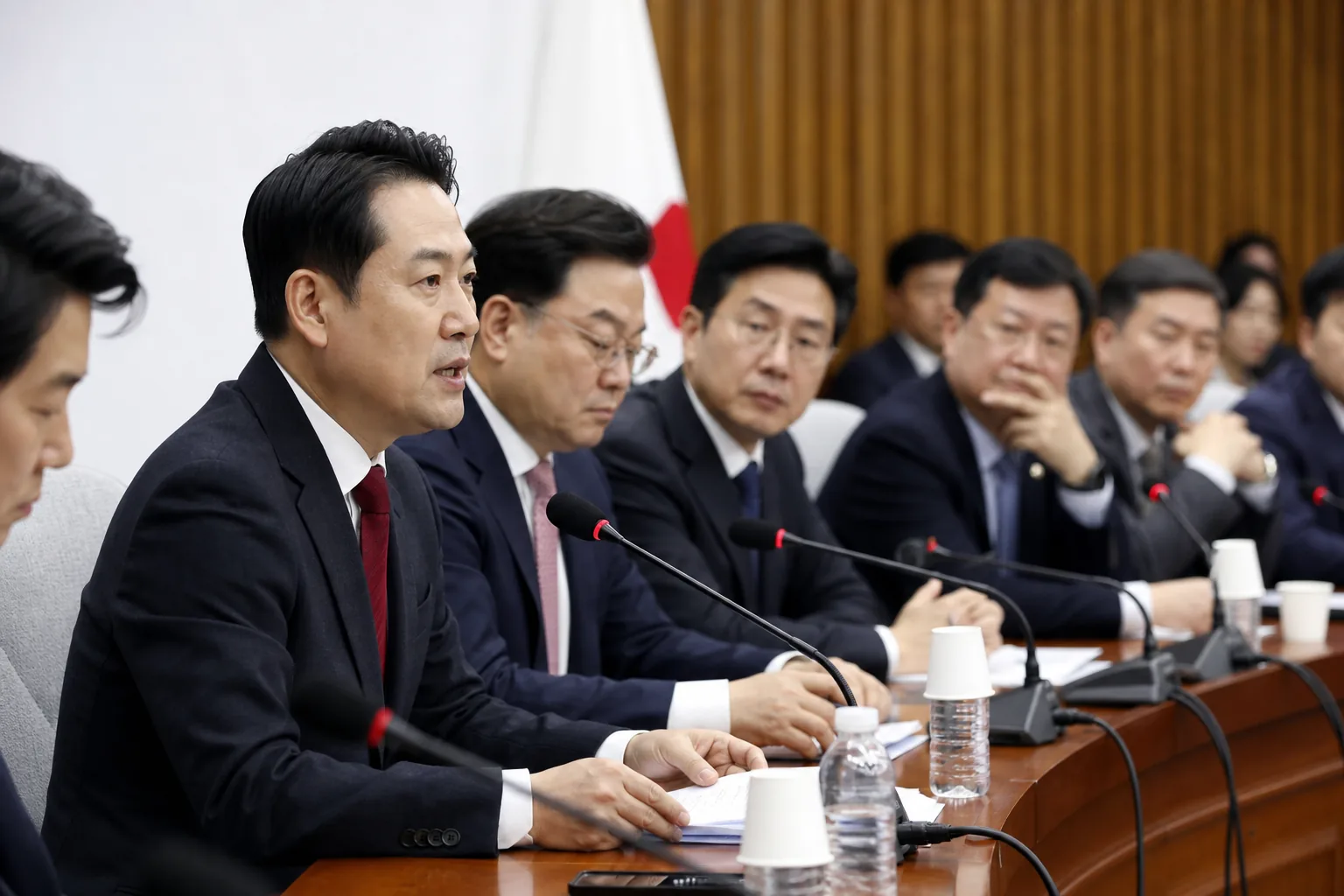 국민의힘 지도부 회의와 당내 징계 논란을 상징하는 정치 뉴스 이미지