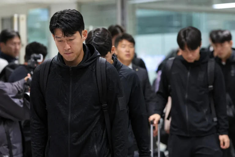 월드컵 일정을 마치고 귀국하는 한국 축구대표팀을 상징하는 스포츠 뉴스 이미지