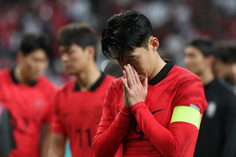 경기 후 팬들에게 인사하는 한국 축구대표팀 주장 이미지