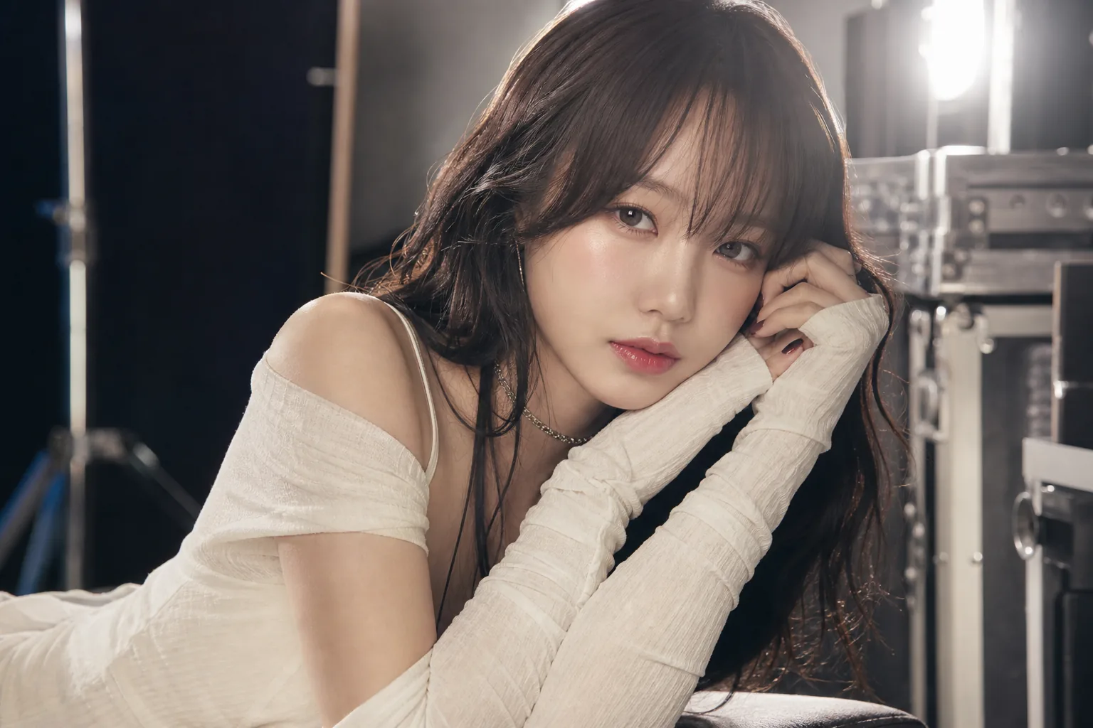 스튜디오에서 밝은 에너지로 촬영 중인 K팝 솔로 아티스트 이미지