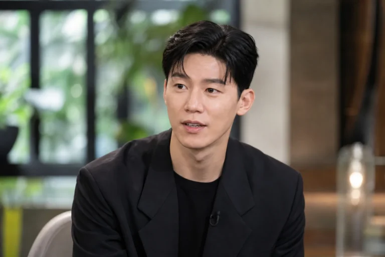 예능 스튜디오에서 배우 인터뷰가 진행되는 장면