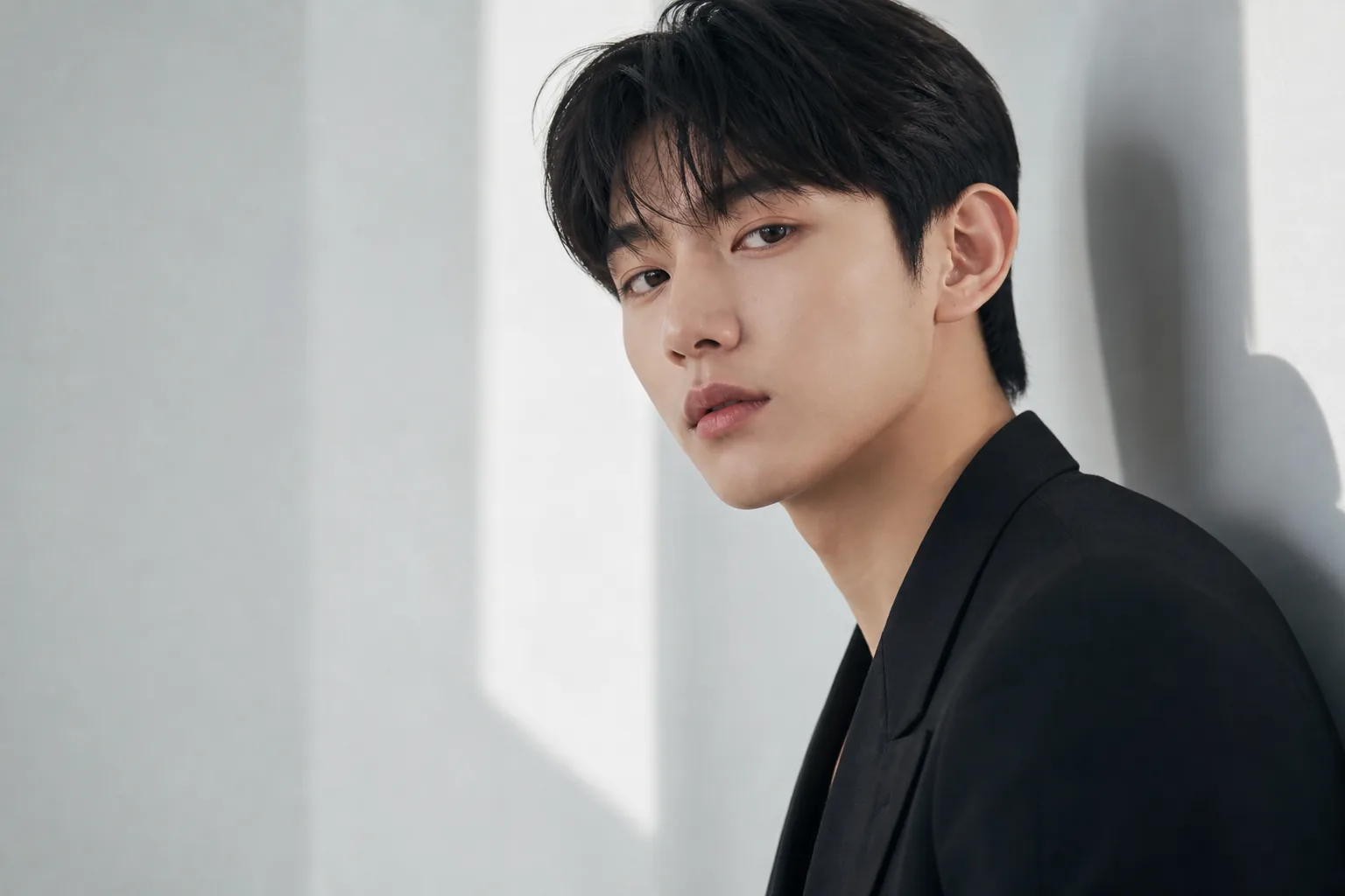 K팝 아티스트 화보 촬영과 인터뷰 현장을 표현한 이미지