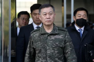 특검 수사와 군 지휘 책임 논란을 상징하는 법정 이미지