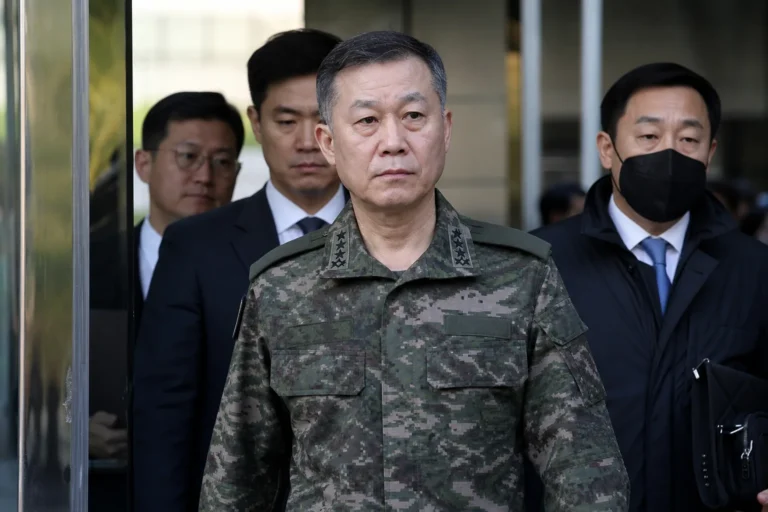 특검 수사와 군 지휘 책임 논란을 상징하는 법정 이미지