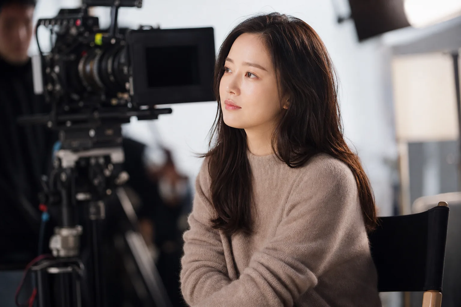 배우의 차기작 준비와 활동 재개를 상징하는 촬영장 이미지