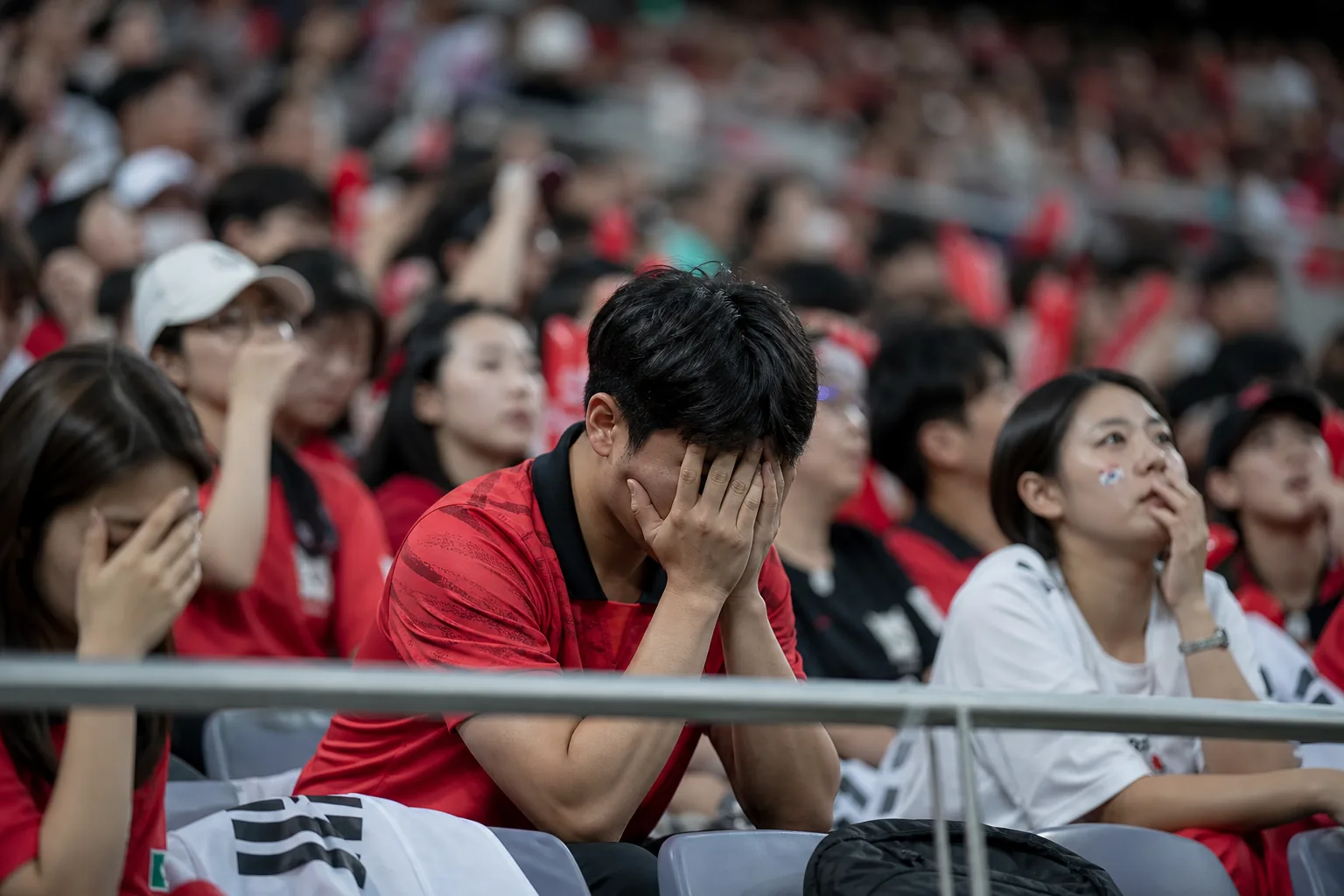 축구 경기장과 행정 개혁 과제를 함께 보여주는 이미지