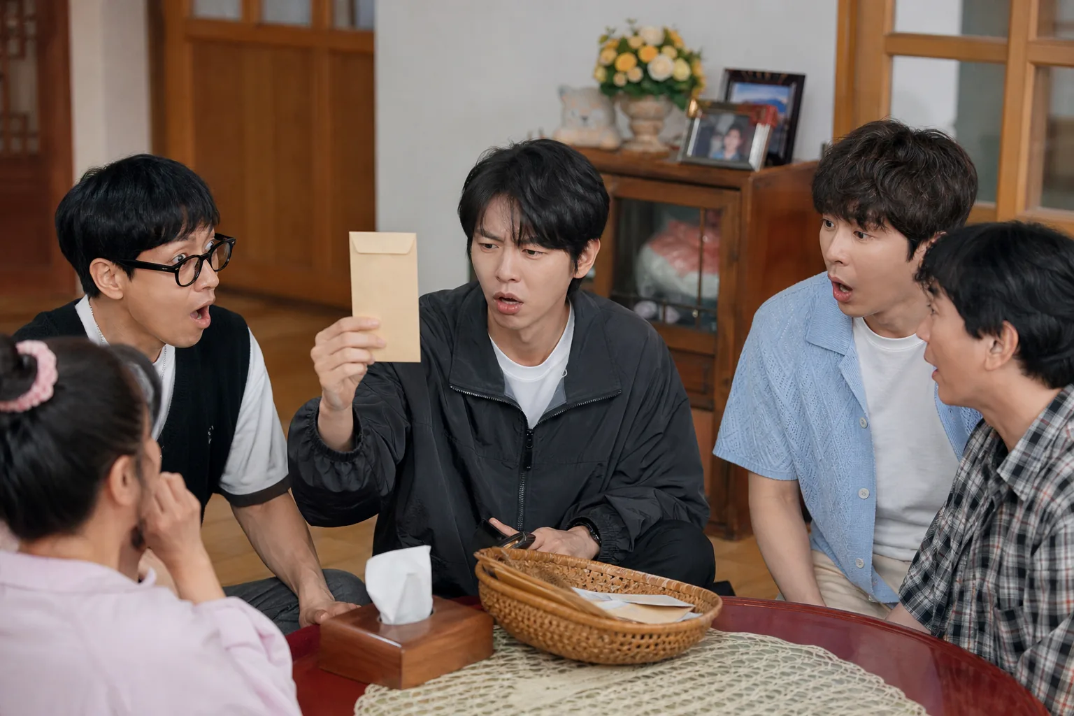 구미 고향집 예능 촬영과 의리 봉투 장면을 묘사한 이미지