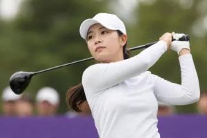 KLPGA 하이원 오픈에서 선두를 달리는 골프 선수 이미지