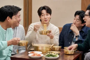 예능 촬영장에서 라면과 광고 모델 상황을 보여주는 이미지