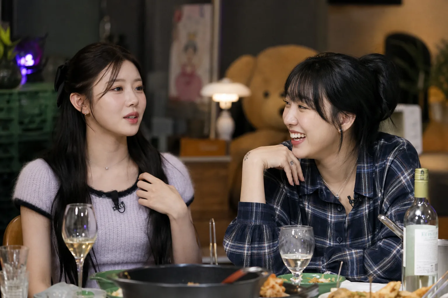 진솔한 고민을 나누는 예능 토크 분위기의 이미지