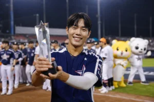 KBO 올스타전에서 선수와 팬들이 함께 즐기는 장면