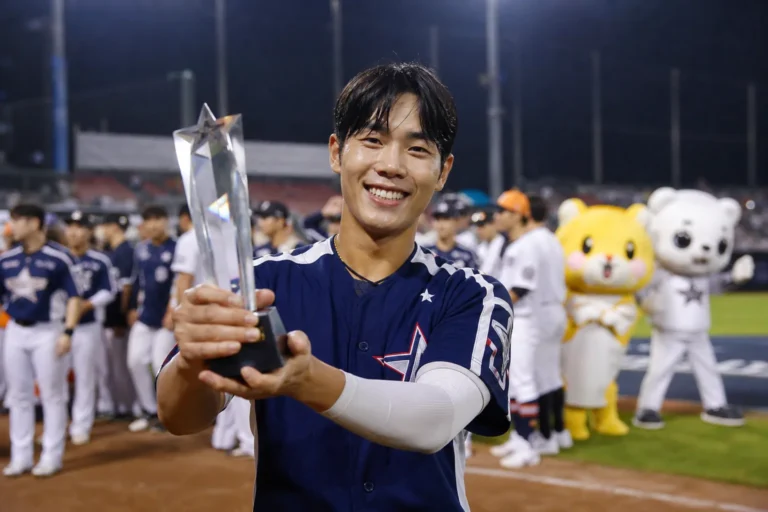 KBO 올스타전에서 선수와 팬들이 함께 즐기는 장면