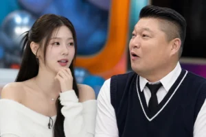 예능 스튜디오에서 출연자들이 대화하는 장면