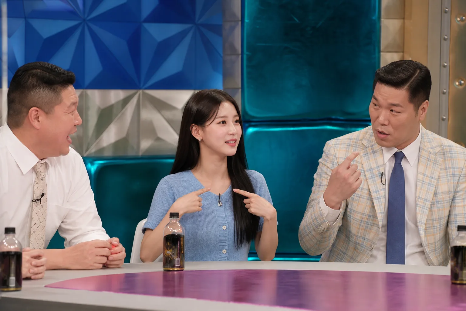 밝은 예능 세트에서 출연자들이 토크를 나누는 모습