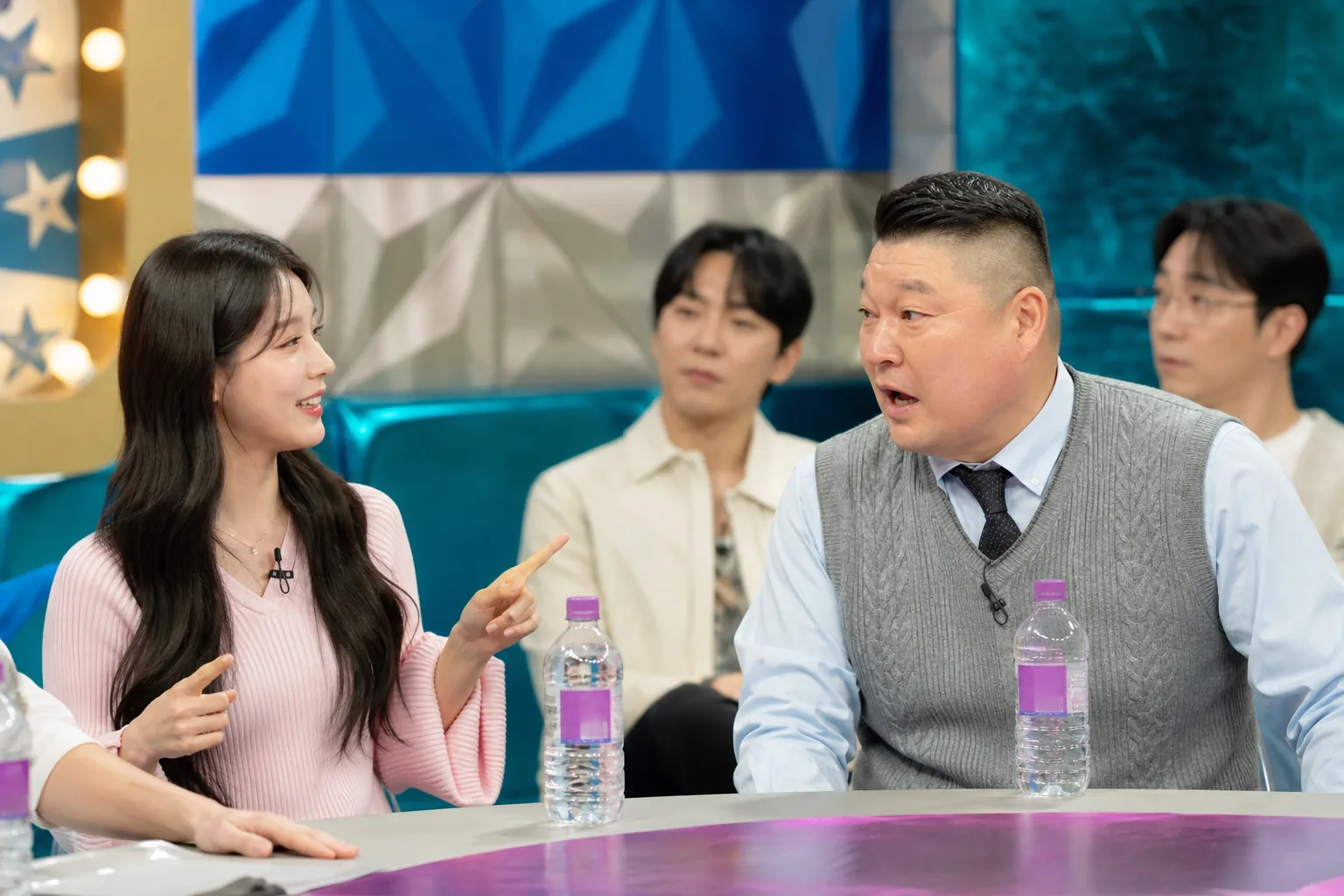 방송 후 온라인 반응과 팬 커뮤니티 관심을 상징하는 장면
