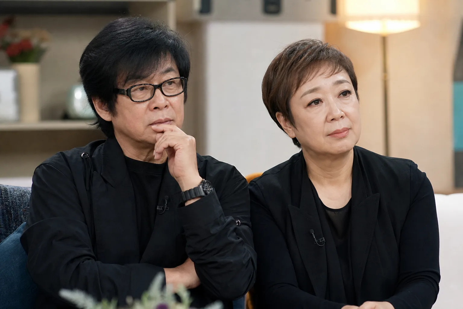 오랜 가수 활동과 방송 인터뷰 분위기를 보여주는 이미지