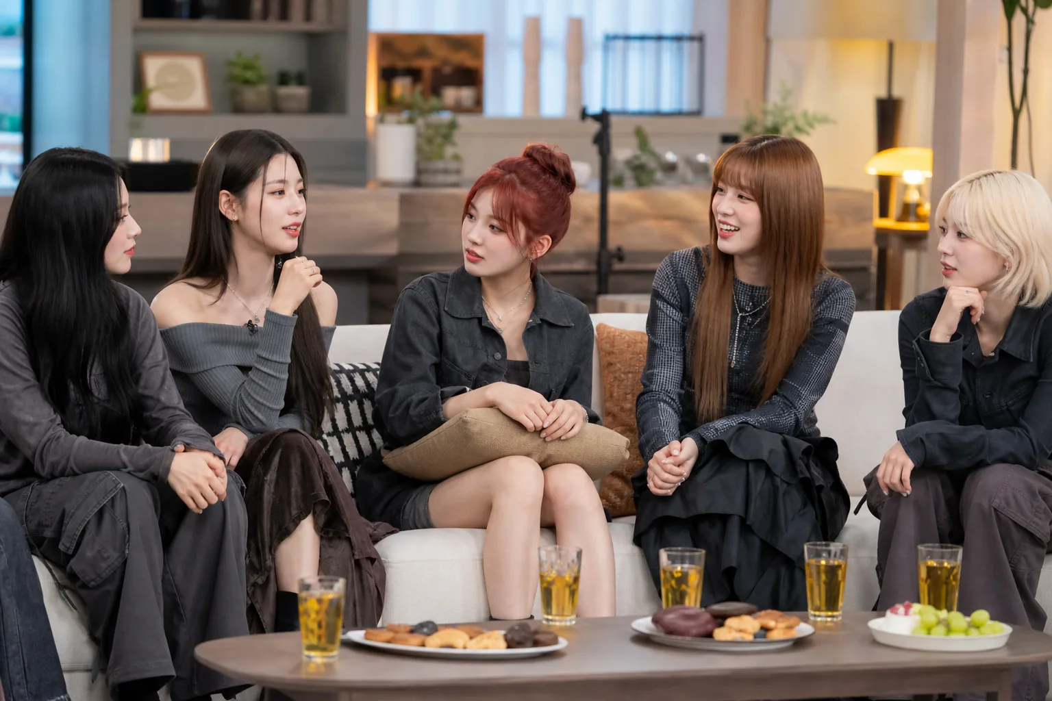 장수 아이돌 그룹의 팀워크와 무대 경험을 표현한 이미지